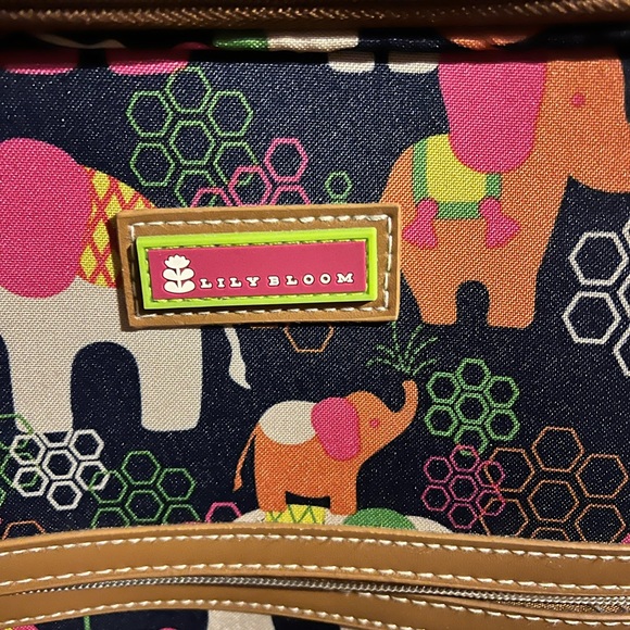 Lilybloom suitcase. Large. Only used 3 times. - Picture 3 of 8